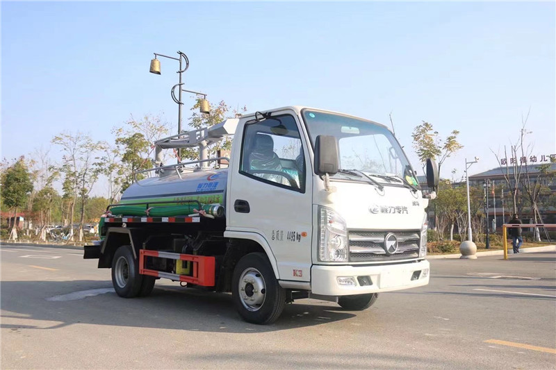 程力東風(fēng)多利卡電動(dòng)吸糞車自帶車載充電機(jī)安全可靠