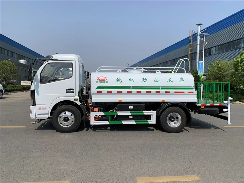 程力純電動(dòng)灑水車助力城市環(huán)衛(wèi)，隨著藍(lán)天保衛(wèi)戰(zhàn)的推進(jìn)，環(huán)保治理的深入，城市對(duì)于優(yōu)質(zhì)灑水車的需求不斷擴(kuò)大