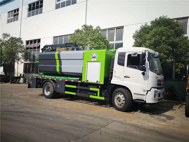 東風大多利卡清洗吸污車使用壽命長，工作速度快，操作簡便