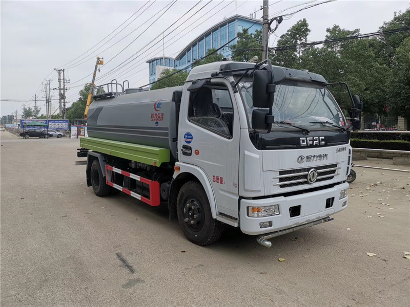 東風(fēng)多利卡灑水車適合風(fēng)沙抑塵、工地降塵，功力強(qiáng)、射程遠(yuǎn)