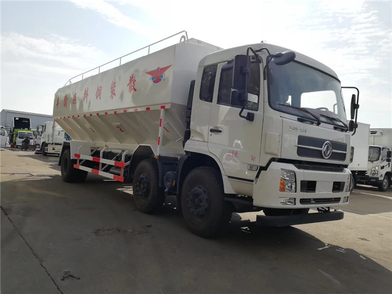 東風天錦小三軸散裝飼料運輸車性能可靠、輸送量大、操控方便