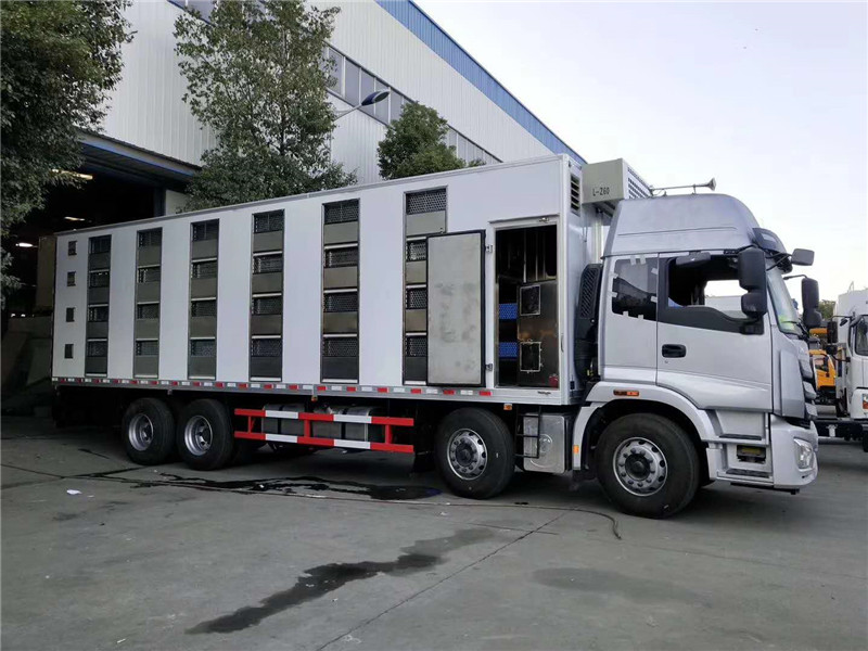 東風天龍畜禽運輸車外形美觀、整體輕、強度高、無滲漏