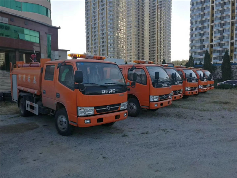  東風5噸消防灑水車采用國標Q235B型碳鋼板制造，適合撲救一般性火災