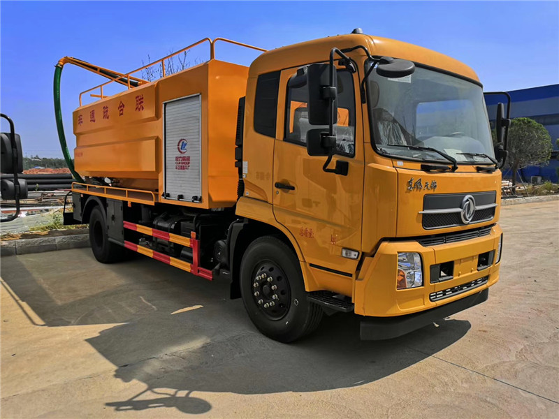  東風(fēng)多利卡大型吸污車(chē)確保了污水處理的速度，降低污水處理成本